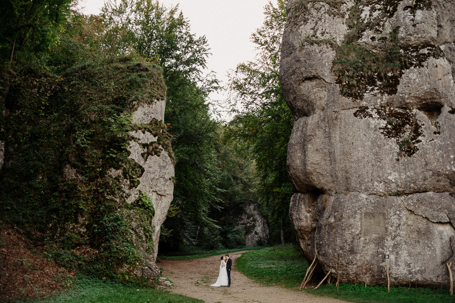 Plener ślubny w Ojcowie obok bramy Krakowskiej
