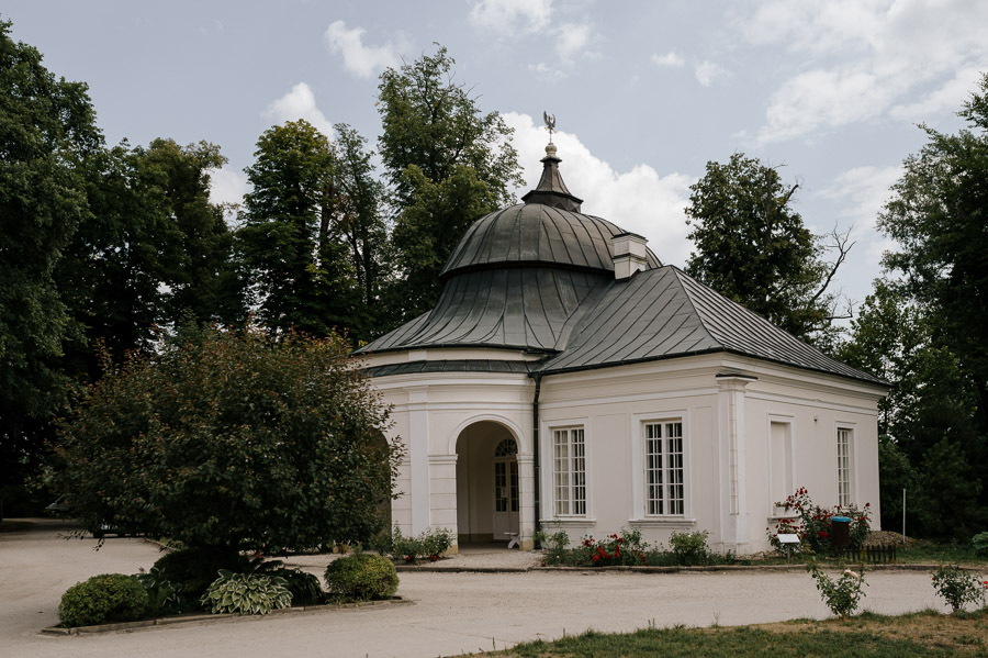Oranżeria obok Pałacu w Kurozwękach Oranżeria obok Pałacu w Kurozwękach