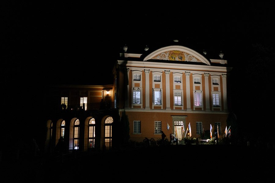Oświetlony Pałac w Kurozwękach w nocy