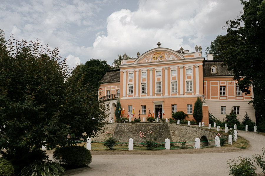 Pałac w Kurozwękach widok od frontu 