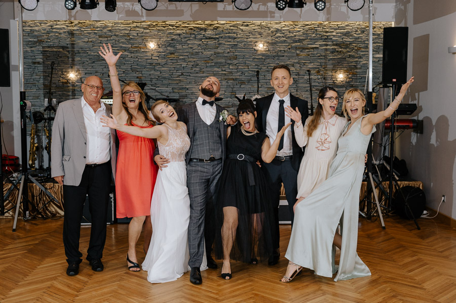 Szalone zdjęcia grupowe na weselu