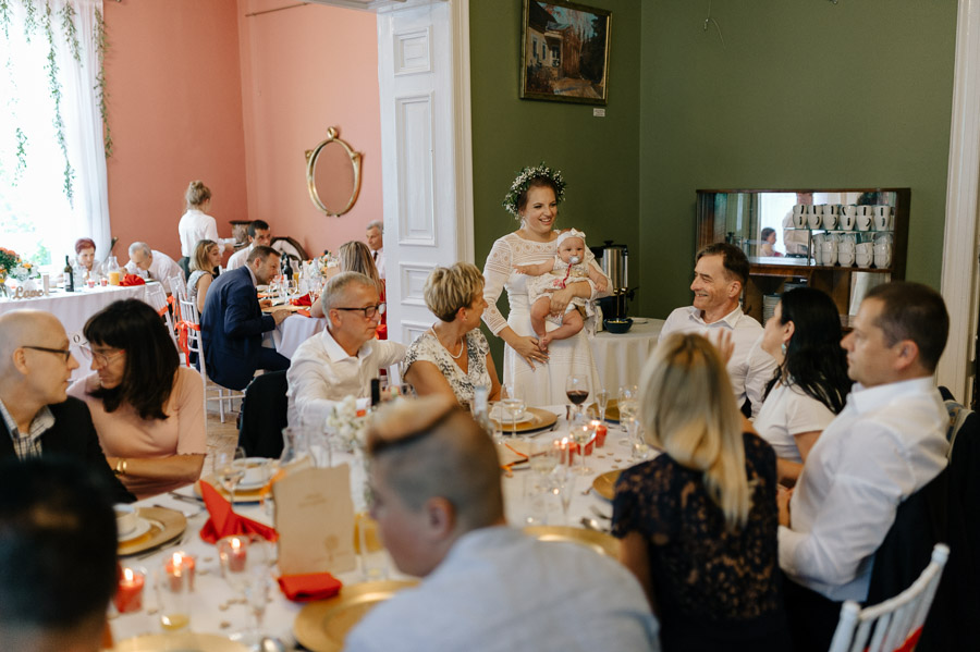 Zdjęcia grupowe przy stolikach na weselu