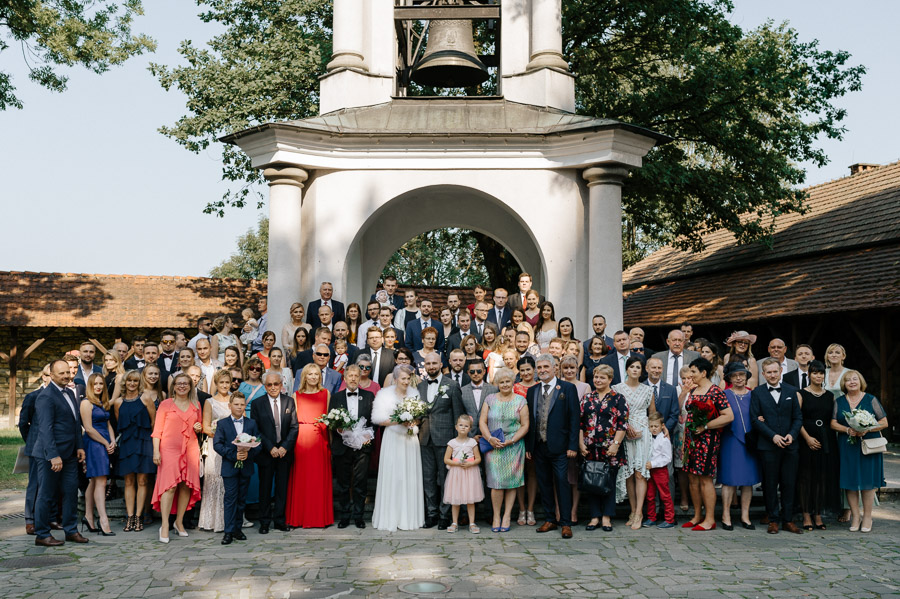 Zdjęcie grupowe przed kościołem po ślubie