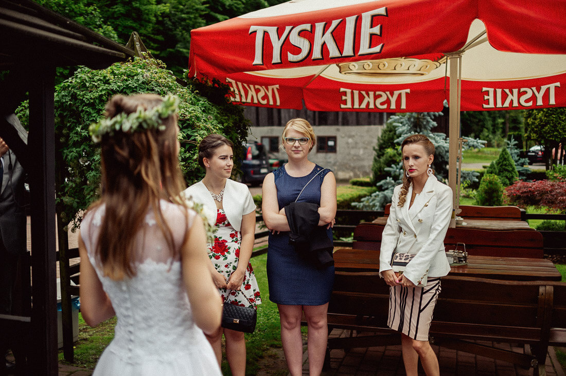Tyskie na ślubie, Naturalna fotografia ślubna reportażowa, Fotografia ślubna blog
