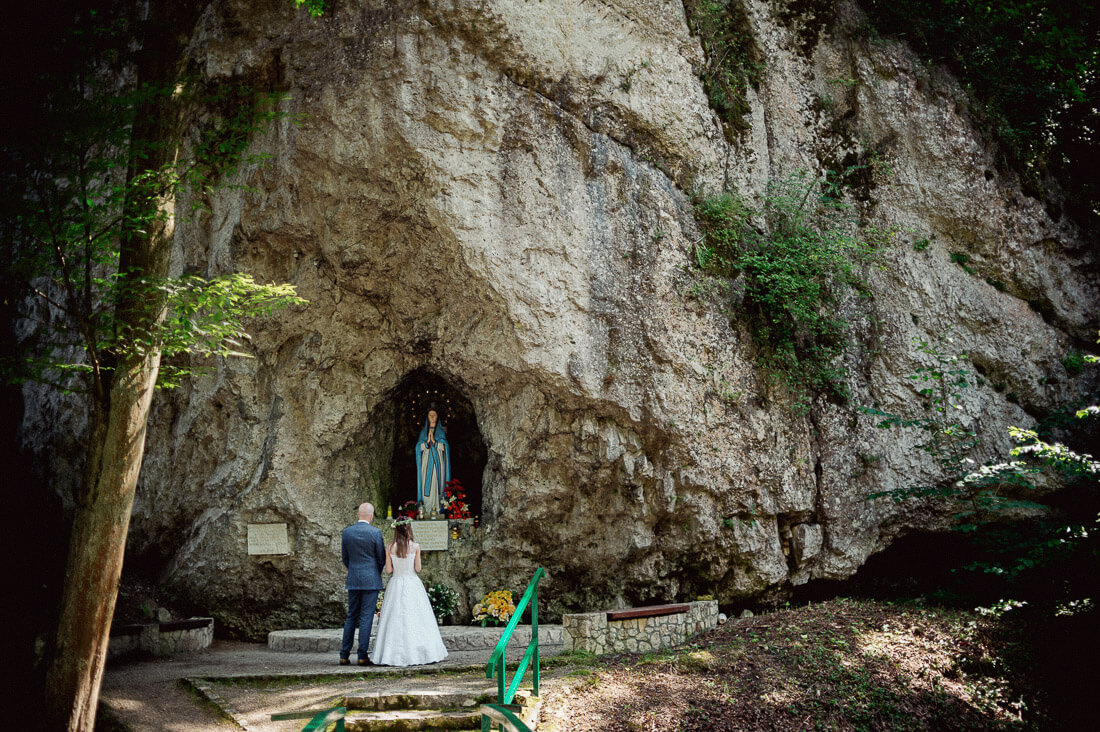 Kapliczka w skale, Fotograf ślubny daje radę, Naturalny reportaż zdjęciowy