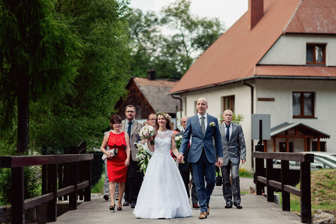 Spacer Pary Młodej, Zdjęcie ślubne pozowane, Fotograf Marcin Pluta