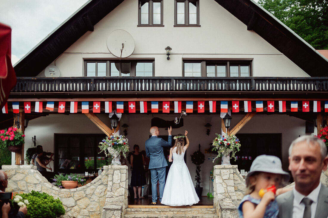 Rzucanie kieliszków na ślubie, Sesja weselna Olkusz, Kraków, Małopolska, Fotograf ślubny Sfotografowani