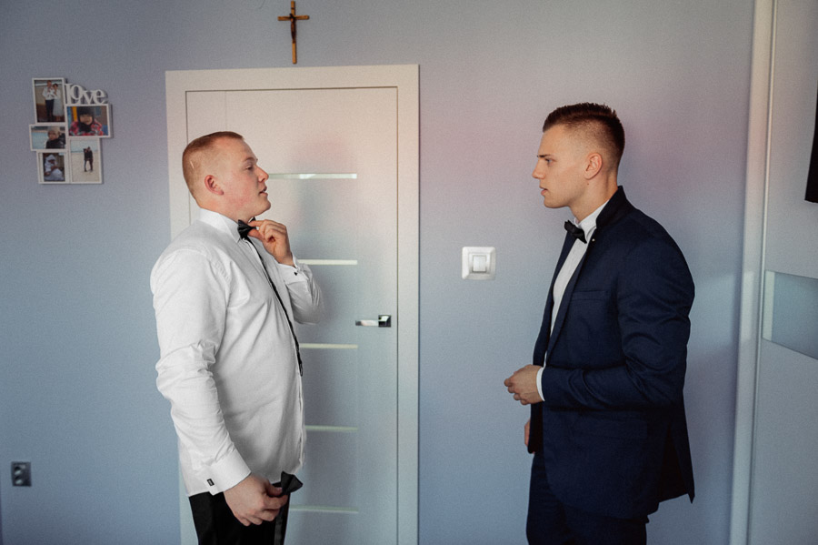 Fotografia Ślubna Olkusz - Sfotografowani Marcin Pluta Zapinanie muchy, Fotografia reportażowa, Piękna fotografia ślubna