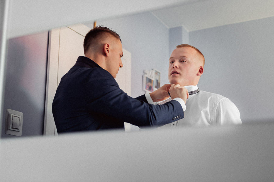 Fotograf ślubny Olkusz - Sfotografowani Marcin Pluta Zapinanie muchy, Romantyczny reportaż ślubny, Reportaż ślubny Sfotografowani