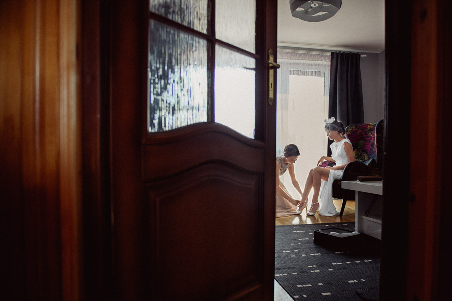 Fotografia Ślubna Olkusz - Sfotografowani Marcin Pluta Zakładanie buta, Reportaż ślubny cennik, Ceny fotografii ślubnej