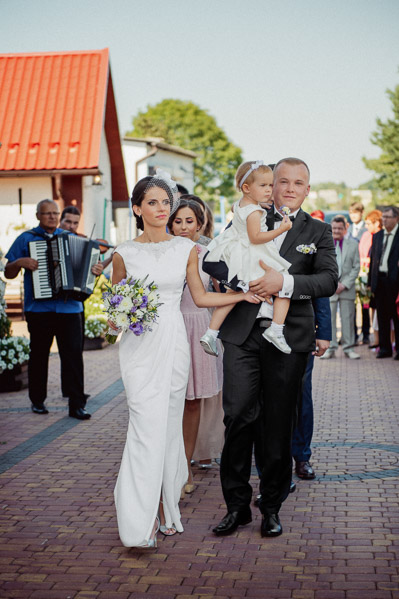 Fotograf ślubny Olkusz - Sfotografowani Marcin Pluta W drodze do samochodu, Fotograf na ślub, Galeria fotografii ślubnej
