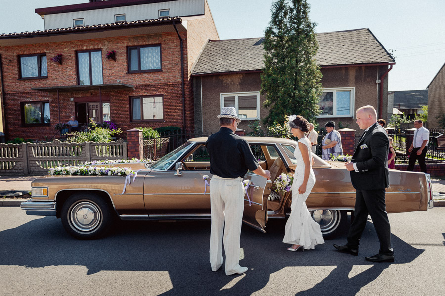 Wsiadanie do samochodu, Fotografia w dniu ślubu, Naturalna fotografia ślubna