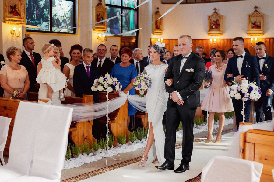 Wejście do kościoła - piękny moment w dniu ślubu Wejście do kościoła - piękny moment w dniu ślubu