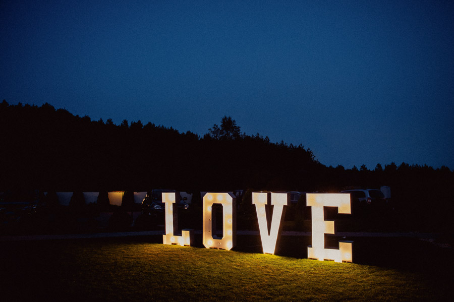 Fotograf ślubny Olkusz - Sfotografowani Marcin Pluta Napis love Olkusz, Dobry fotograf na ślub, Wesele Olkusz