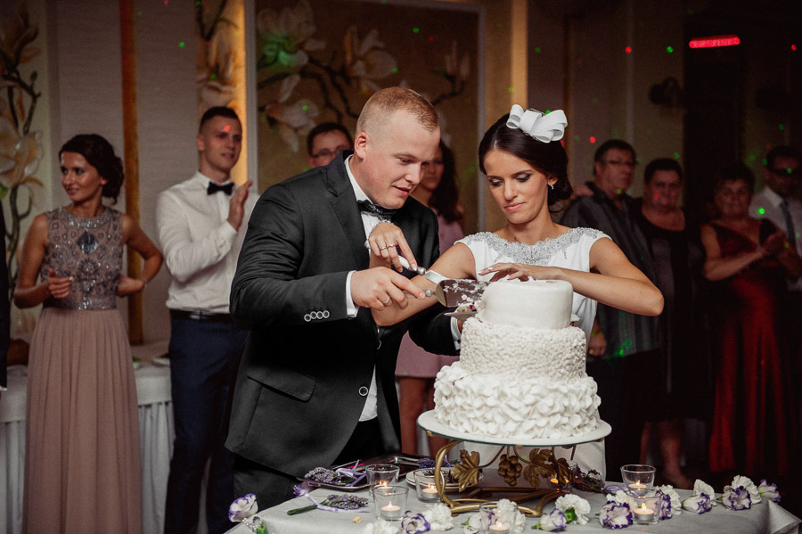 Zabawa weselna i tort, Fotografia emocji, Moment na weselu, Sfotografowani