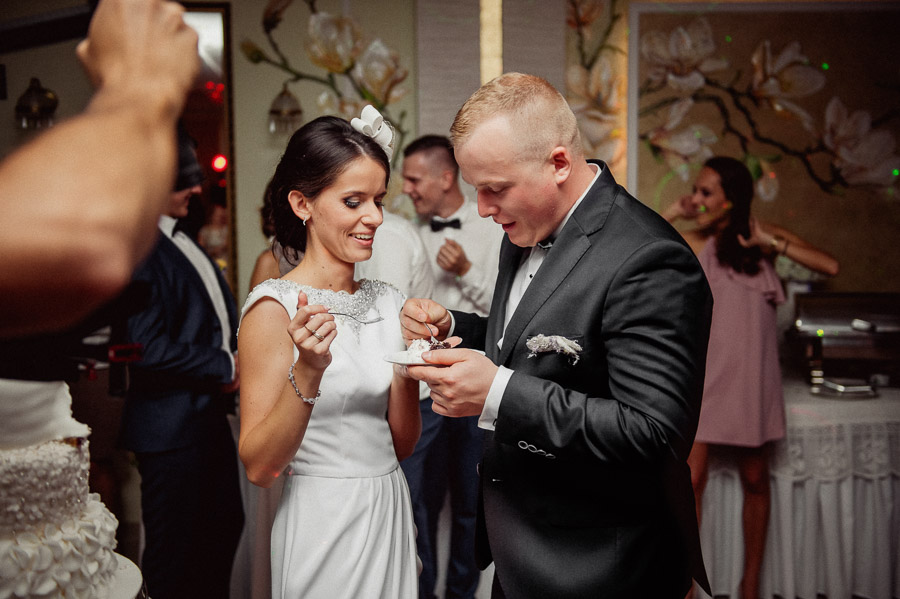 Fotograf ślubny Olkusz - Sfotografowani Marcin Pluta Jedzenie tortu, Dobry fotograf na ślub, Najlepszy fotograf ślubny Olkusz