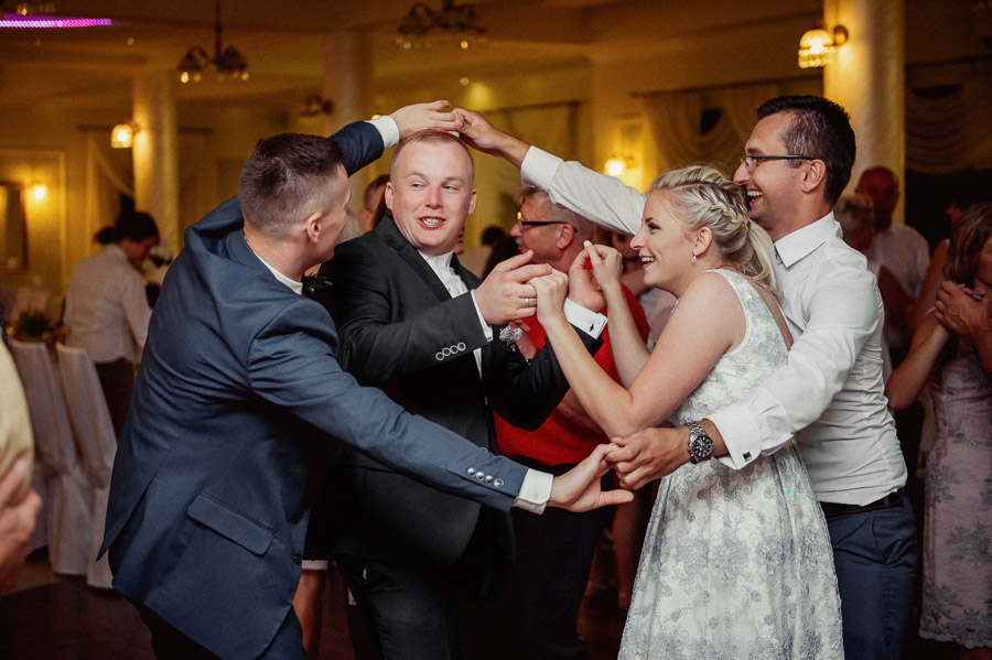 Fotografia Ślubna Olkusz - Sfotografowani Marcin Pluta Zabawa oczepinowa, Fotografia weselna, Fotograf dobry na wesele
