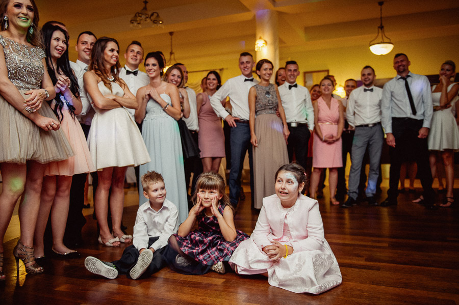 Fotografia Ślubna Olkusz - Sfotografowani Marcin Pluta Dzieci na weselu, Sesja plenerowa Olkusz, Fotograf na ślub