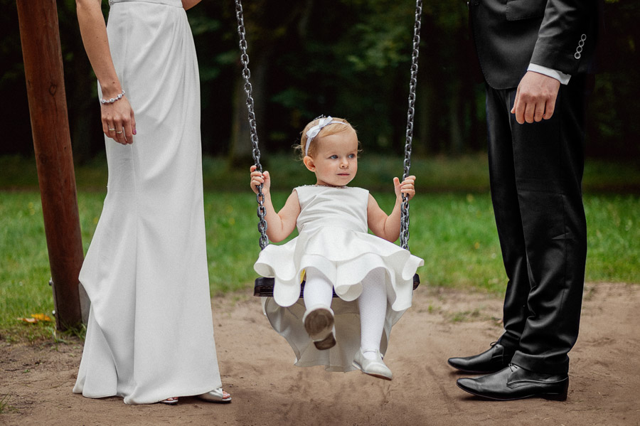 Fotografia Ślubna Olkusz - Sfotografowani Marcin Pluta Na huśtawce, Plener zdjęciowy, Para Młoda, Fotograf na ślub