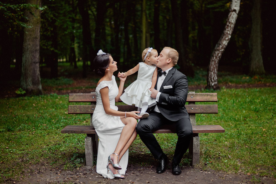 Pocałunek, Piękne światło na zdjęciach ślubnych, Fotografia ślubna plenerowa