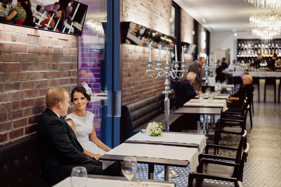 Fotografia Ślubna Olkusz - Sfotografowani Marcin Pluta Sesja w restauracji, Fotografia ślubna Olkusz, Zdjęcia ślubne plenerowe