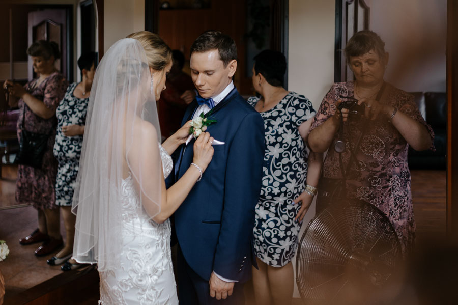 Fotograf ślubny Kraków - Sfotografowani Marcin Pluta Przypinanie butonierki, Kraków fotograf ślubny, Fotografia reportażowa
