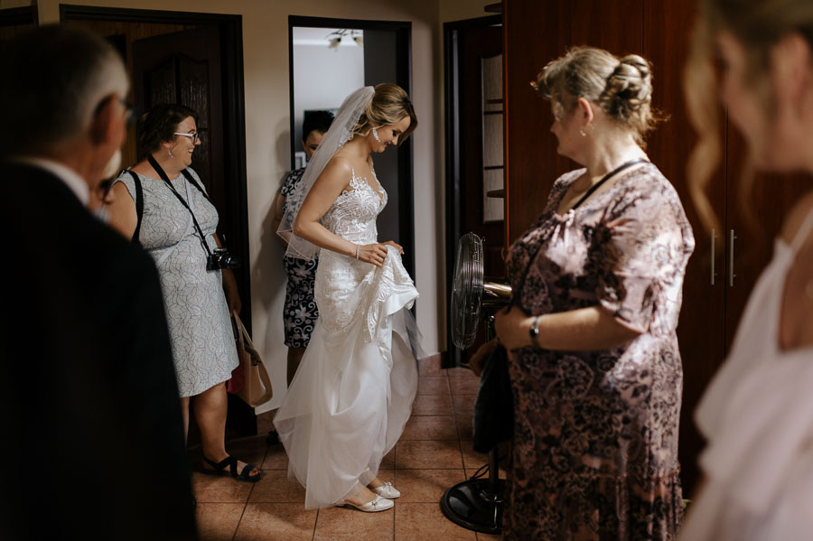 Zdjęcia ślubne Kraków - Sfotografowani Marcin Pluta Pani Młoda chłodzi się, Kraków obyczaje ślubne, Zdjęcia z wesela