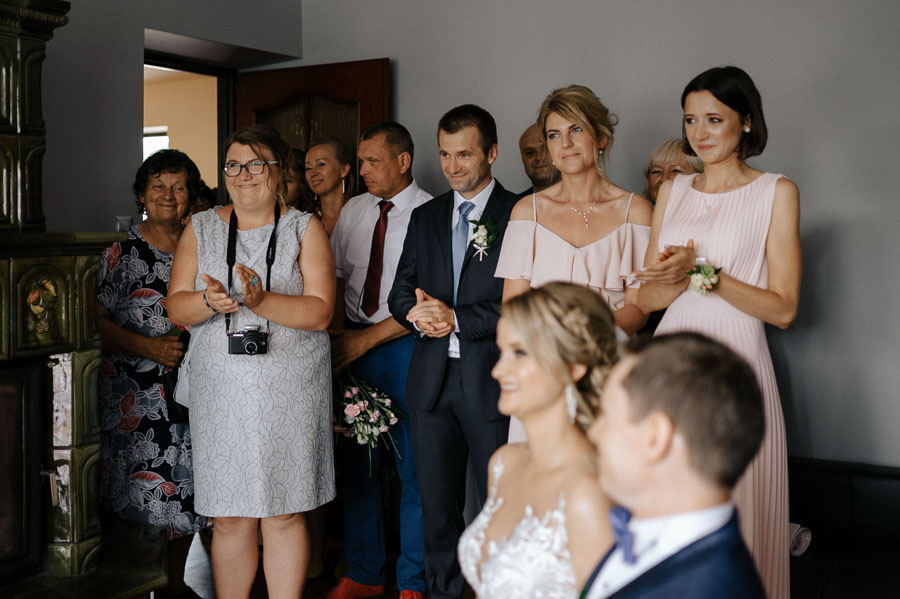 Fotograf ślubny Kraków - Sfotografowani Marcin Pluta Goście biją brawo, Fotograf na ślub, Galeria fotografii ślubnej