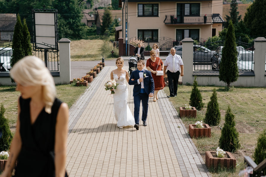 Zdjęcia ślubne Kraków - Sfotografowani Marcin Pluta Wejście do kościoła, Fotografia w dniu ślubu, Naturalna fotografia ślubna