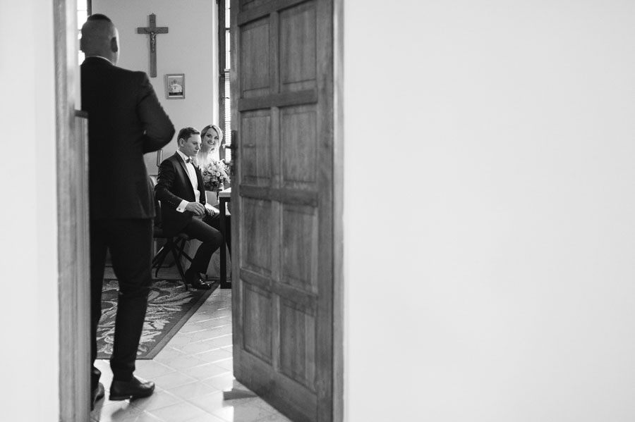 Fotograf ślubny Kraków - Sfotografowani Marcin Pluta Podpisywanie dokumentów, Naturalna fotografia ślubna reportażowa, Fotografia ślubna blog