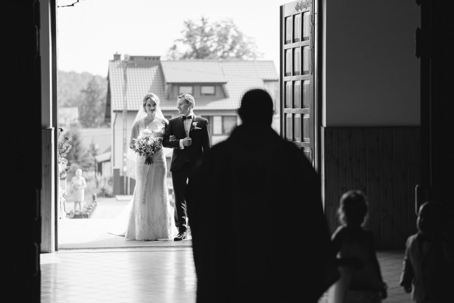 Fotograf ślubny Kraków - Sfotografowani Marcin Pluta Wejście do kościoła, Dobry fotograf ślubny Kraków, Fotografia okolicznościowa