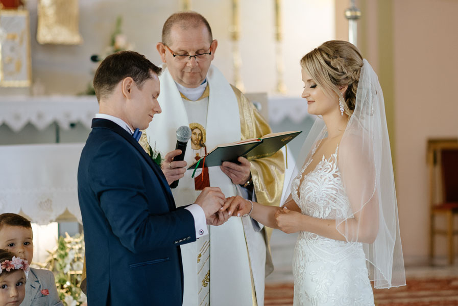 Zakładanie obrączek, Fotografia ślubów i wesel, Fotograf na każde wesele