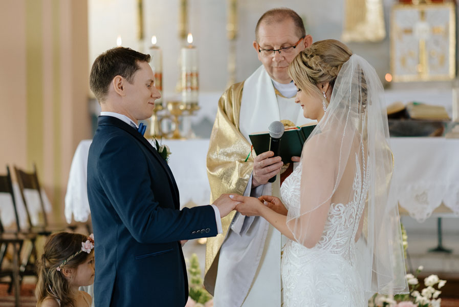 Fotograf ślubny Kraków - Sfotografowani Marcin Pluta Zakładanie obrączek, Ładne zdjęcia ślubne, Romantyczna sesja ślubna