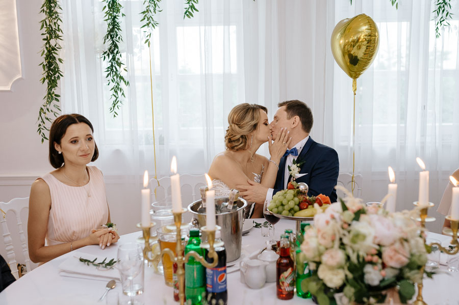 Buziak przy stoliku, Fotografia weselna, Piękne kadry ślubne
