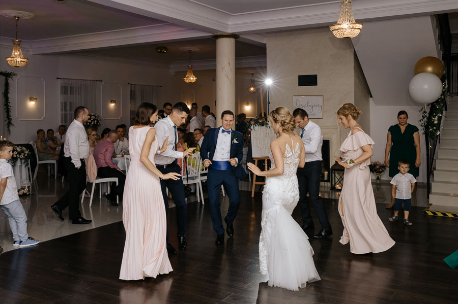 Zabawa gości weselnych, Zdjęcia ślubne Kraków, Reportaż zdjęciowy Kraków
