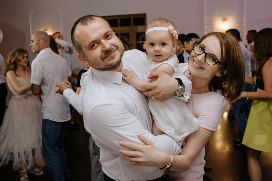 Rodzinka na weselu, Fotograf ślubny daje radę, Naturalny reportaż zdjęciowy