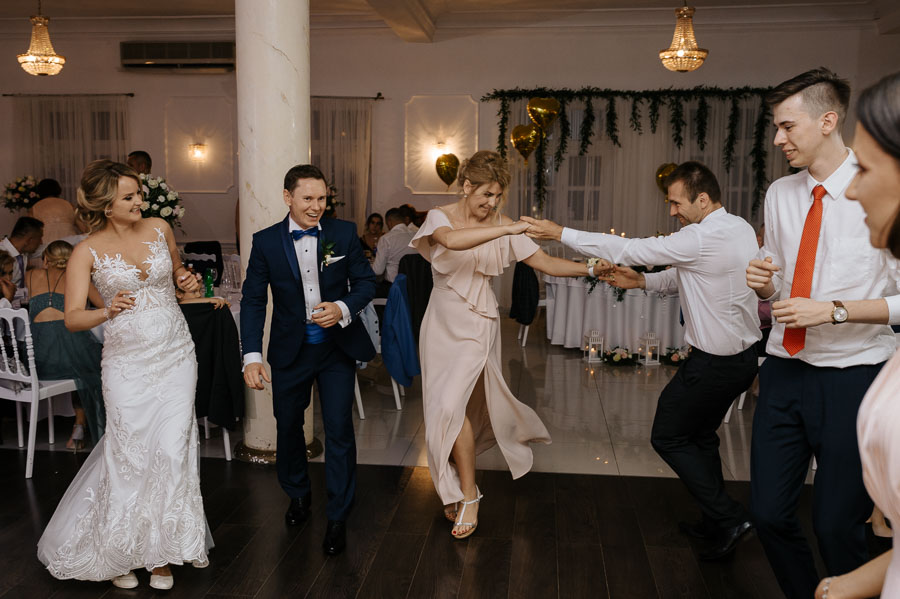 Zabawa weselna, Zdjęcie ślubne pozowane, Fotograf Marcin Pluta