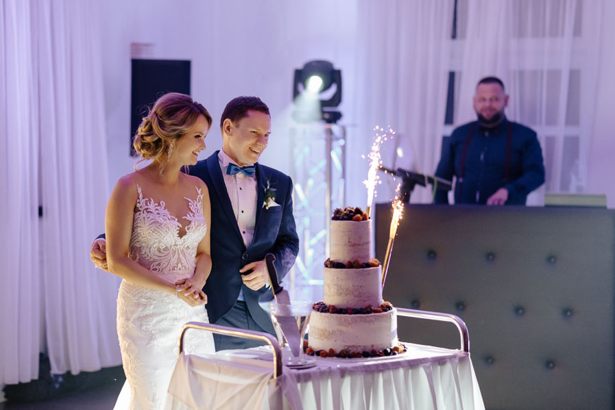 Zdjęcia ślubne Kraków - Sfotografowani Marcin Pluta Tort weselny, Akacjowy Dwór - Kraków, Naturalna fotografia ślubna, Fotograf na wesele