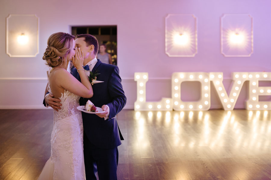 Pocałunek na weselu, Zdjęcie ślubne, Romantyczna sesja weselna