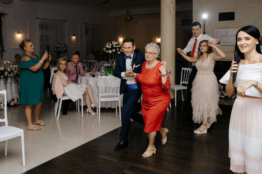Taniec z babcią, Fotografia ślubna blog, Fotografia ślubna cennik