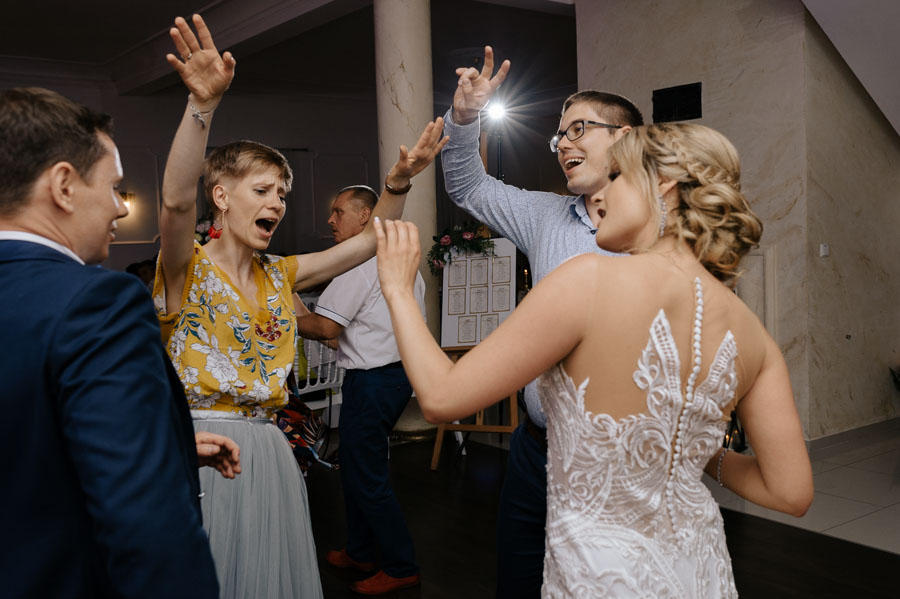 Zdjęcia ślubne Kraków - Sfotografowani Marcin Pluta Szalona zabawa, Fotografia emocji, Moment na weselu, Sfotografowani