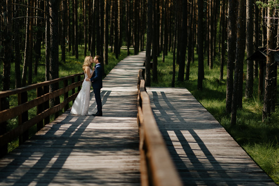 Pocałunek w lesie, Plener ślubny, Naturalna fotografia ślubna