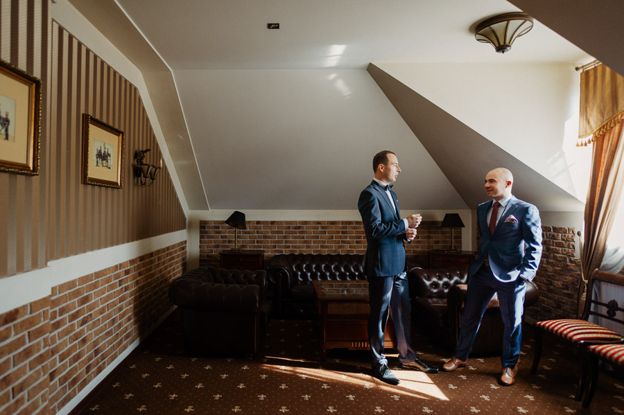 Przygotowania ślubne Pan Młody i świadek, Fotografia reportażowa, Piękna fotografia ślubna