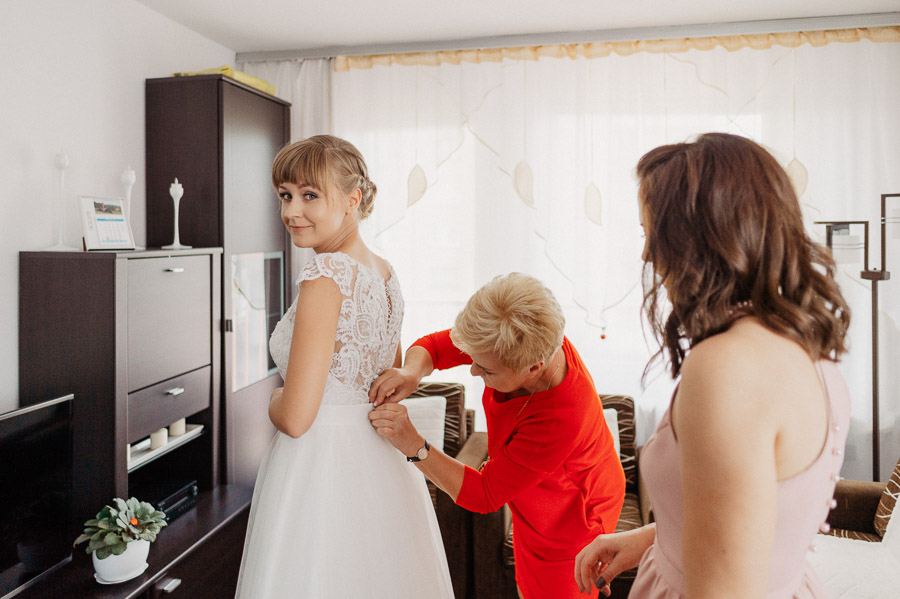 Zapinanie sukni ślubnej, Dobry fotograf weselny, Fotograf ślubny Śląskie