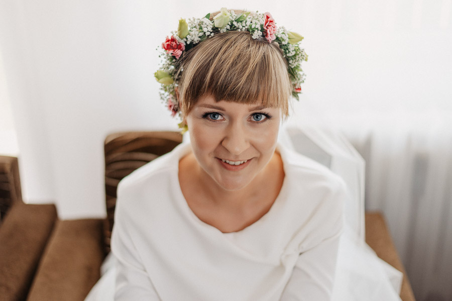 Pani Młoda i wianek, Śląskie fotograf ślubny, Fotografia reportażowa