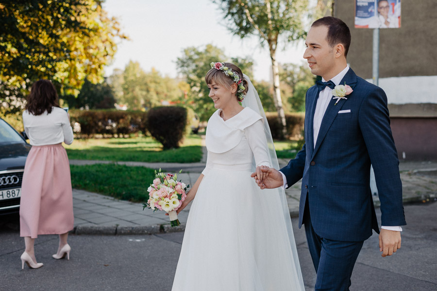 Wyjście z domu, Naturalna fotografia ślubna reportażowa, Fotografia ślubna blog