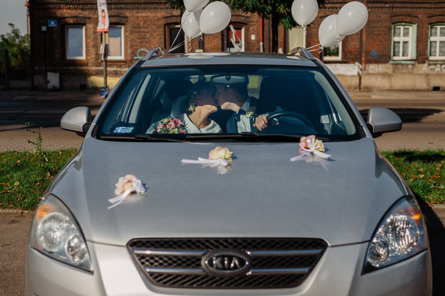 Pocałunek w samochodzie ślubnym, Fotograf Marcin Pluta, Sfotografowani