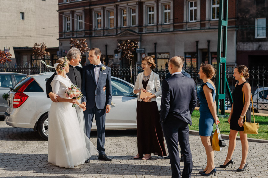 Przed kościołem, Dobry fotograf ślubny Śląskie, Fotografia okolicznościowa