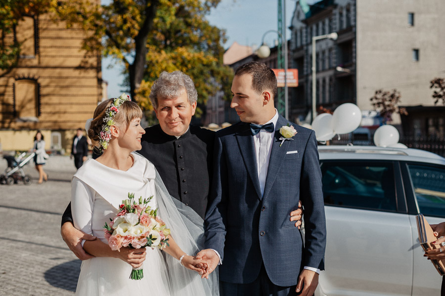 Para Młoda przed kościołem, Fotograf ślubny i weselny Śląskie, Zdjęcie z reportażu ślubnego