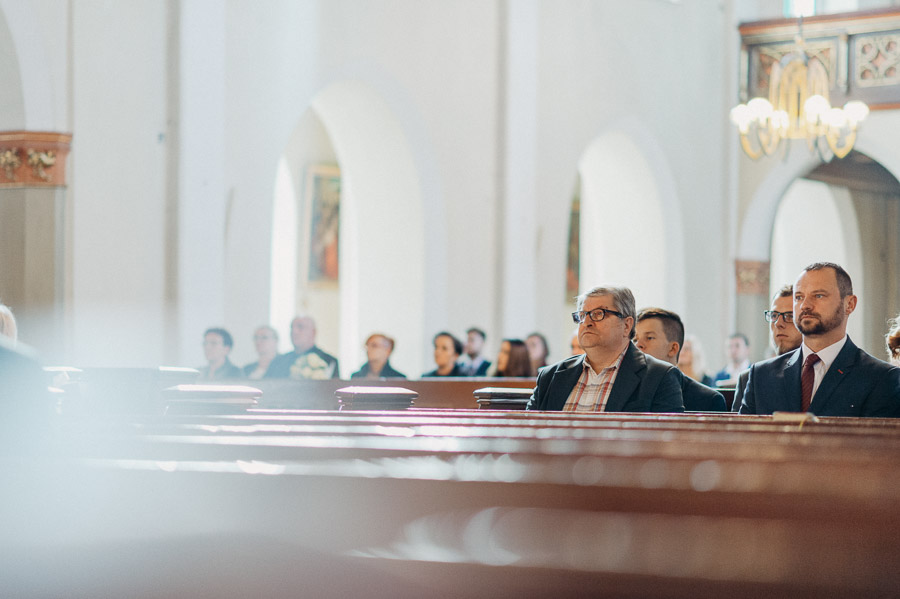 Goście w kościele, Fotograf na ślub, Reportaż zdjęciowy ze ślubu